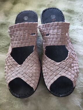 bernie mev. Women's Woven Slide Sandals in Tan